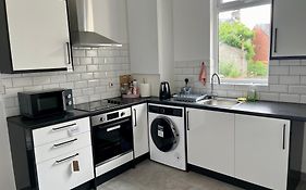 Entire Pinkapt - Free Parking - Up To 4 Guests - 3 Beds - Close To City Centre - Self Check In